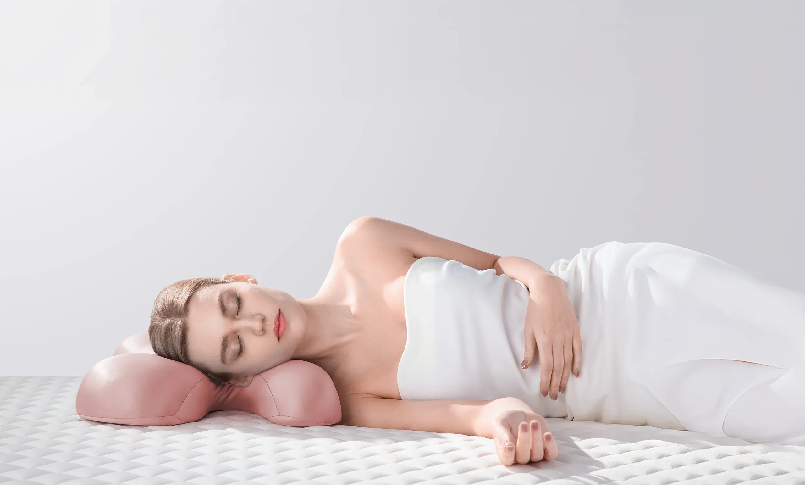 Woman sleeping on the Alunára Beauty Pillow